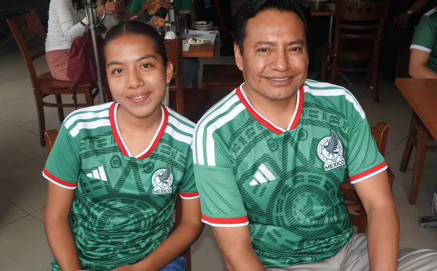 Yami y Jesús posan sonrientes para una foto durante su recorrido por los mejores y más emblemáticos lugares de la ciudad de Oaxaca.