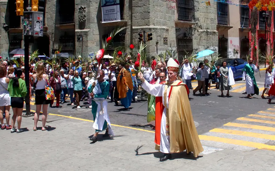 Este día, se acostumbra llevar palmas a la Iglesia para que las bendigan.