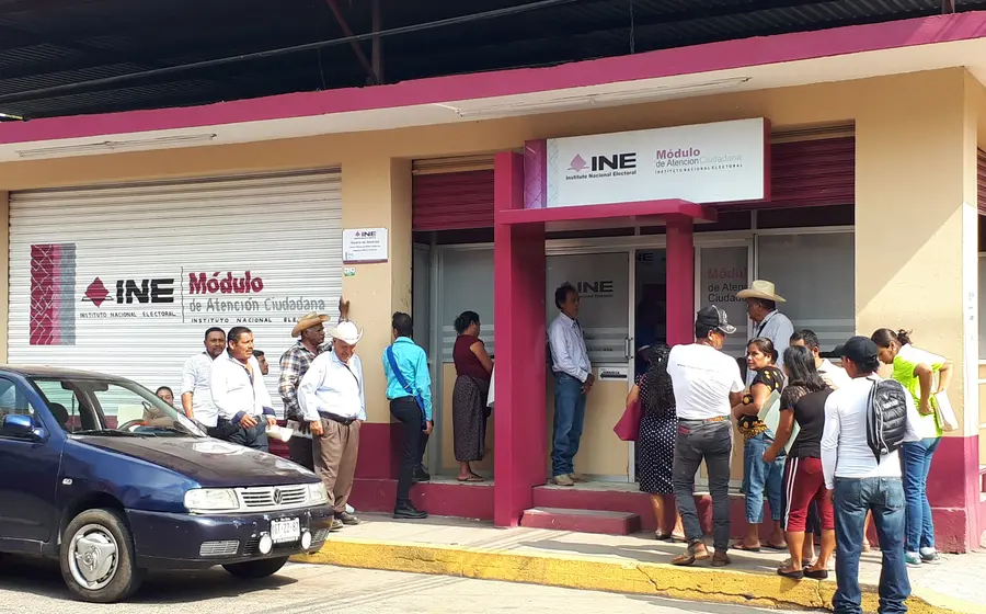 El Instituto Nacional Electoral (INE) emitió la convocatoria del Concurso Público 2026 del Servicio Profesional Electoral Nacional (SPEN), para ocupar 333 plazas vacantes en órganos ejecutivos y técnicos en Oaxaca y los demás estados del país, para asegurar el adecuado funcionamiento de sus actividades sustantivas.  El órgano electoral, informó que la convocatoria, aprobada por unanimidad en la Junta General Ejecutiva, forma parte de las acciones institucionales para garantizar la operación electoral y fort