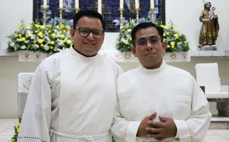Pedro Vázquez Villalobos ordenó a dos nuevos diáconos.