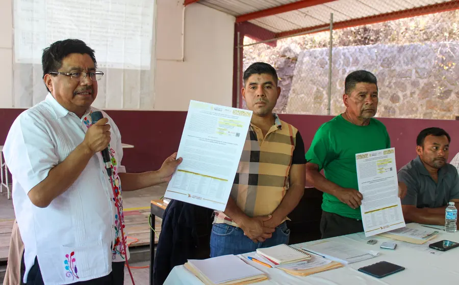 La Asociación Regional de Autoridades Xhidza y Xhon recibió su constancia de reconocimiento.