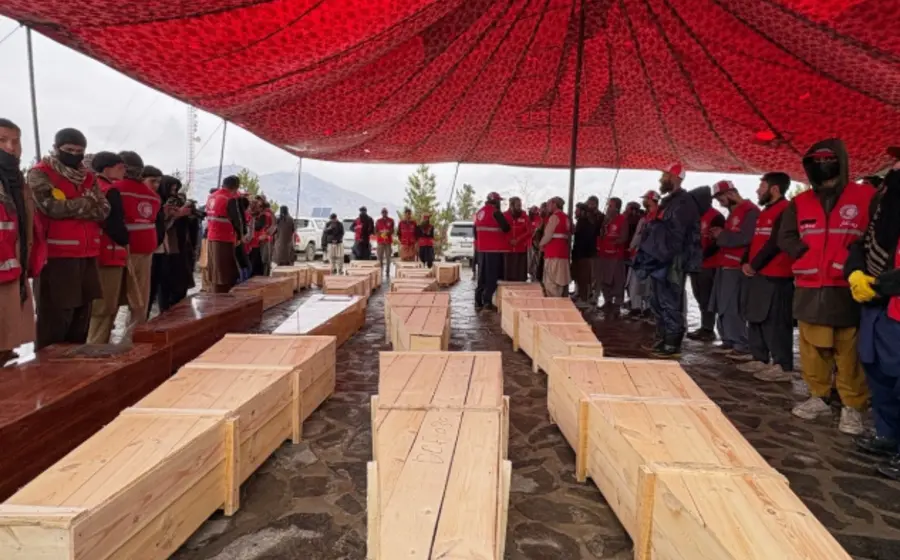 Funeral de víctimas del bombardeo pakistaní contra un centro de rehabilitación en Kabul.