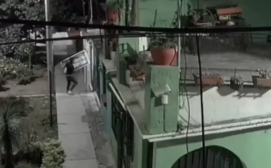 El delincuente se llevó hasta la mesa de los postres.