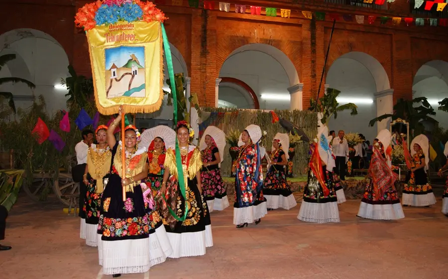 La festividad destaca por la elegancia del traje de tehuana.