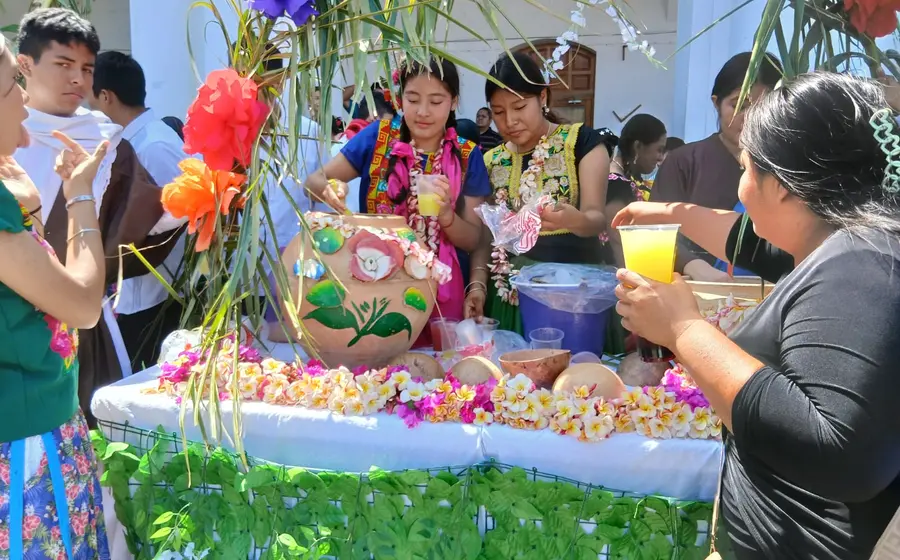 Habitantes regalaron aguas, nieves y dulces para recordar el pasaje bíblico.