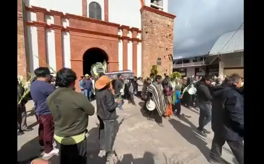 Despiden a profesora asesinada; su comunidad alza la voz por justicia.