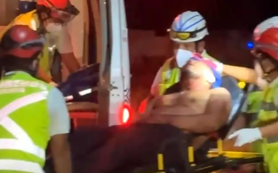 Personal de Bomberos auxilió al lesionado.