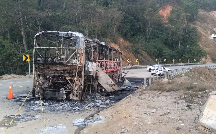 El autobús quedó convertido en chatarra.