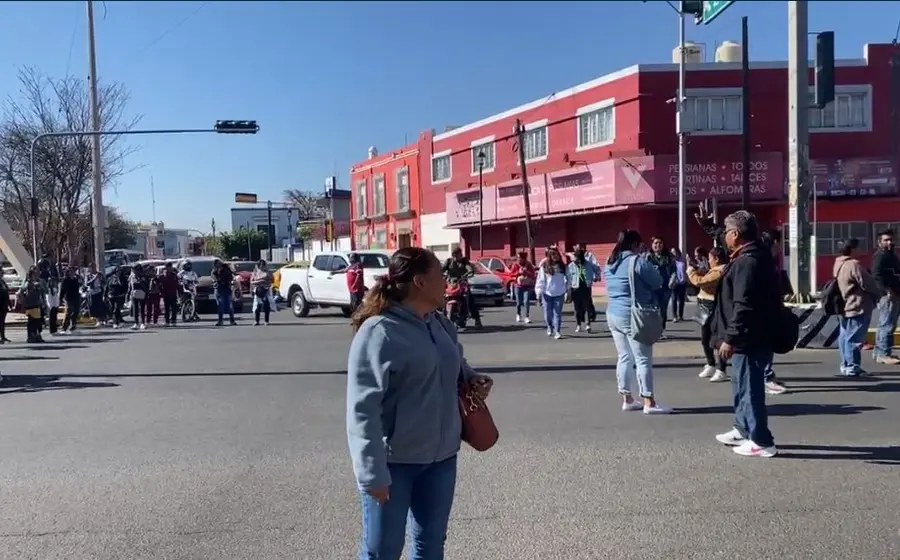 Protestan padres de familia.
