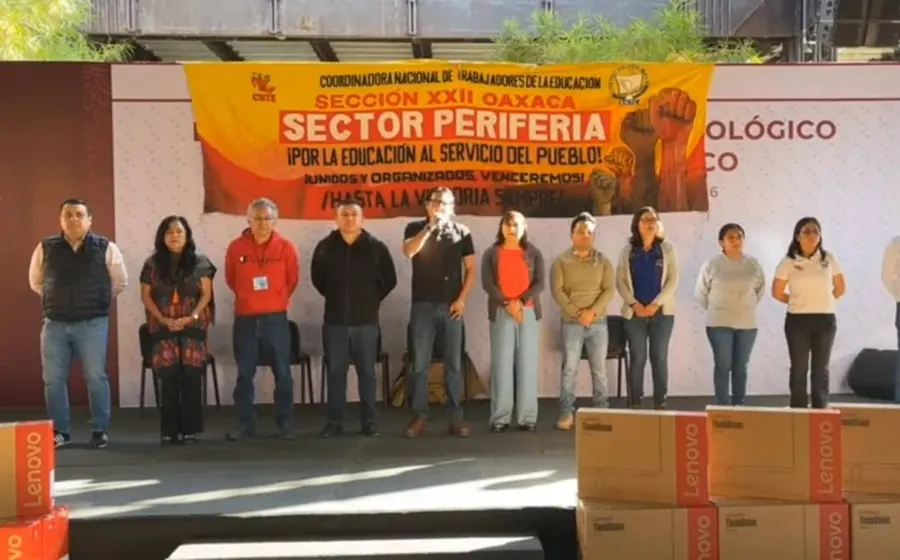 Choque en ceremonia: maestros se manifiestan durante entrega tecnológica en la capital.