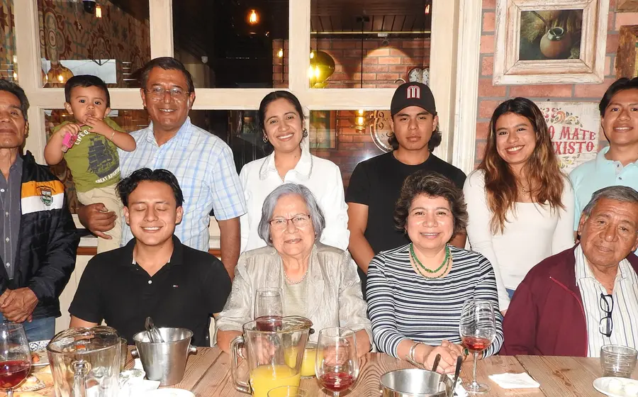 La señora Vilma Flores (al centro) celebró el inicio de un año nuevo de vida, colmada del amor de su hermosa familia.