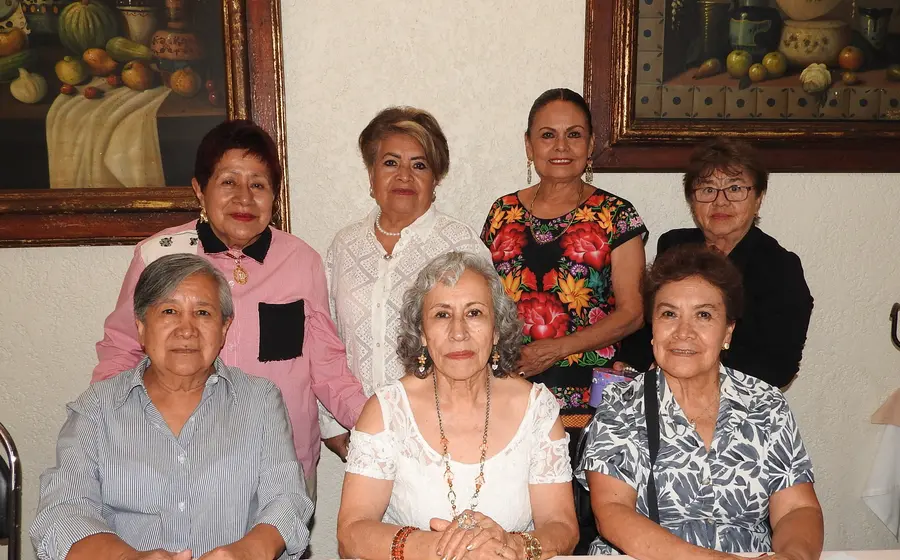 Lolis Méndez (de pie, lado izquierdo) celebró su cumpleaños en compañía de sus grandiosas amigas Clara Elsa, Lety, Florita, Marilú, Belén y Clemen.
