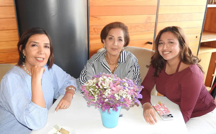 Erika Samperio (al centro) celebró su cumpleaños en compañía de Malú Chiquete y Kendra Pla.