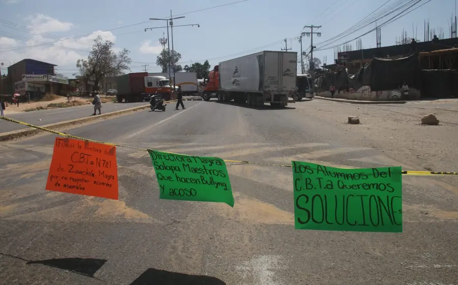 Acusan a directora de solapar bullying y toman carretera federal.