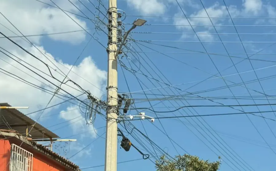 Las cámaras están instaladas de forma irregular en los postes de luz.