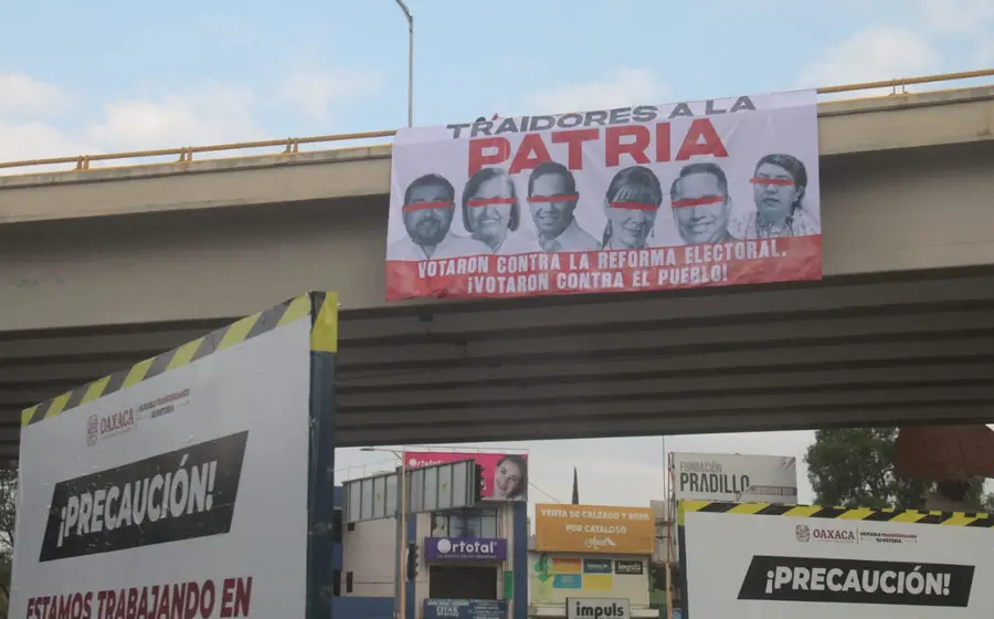 La lona apareció en el crucero de Cinco Señores.
