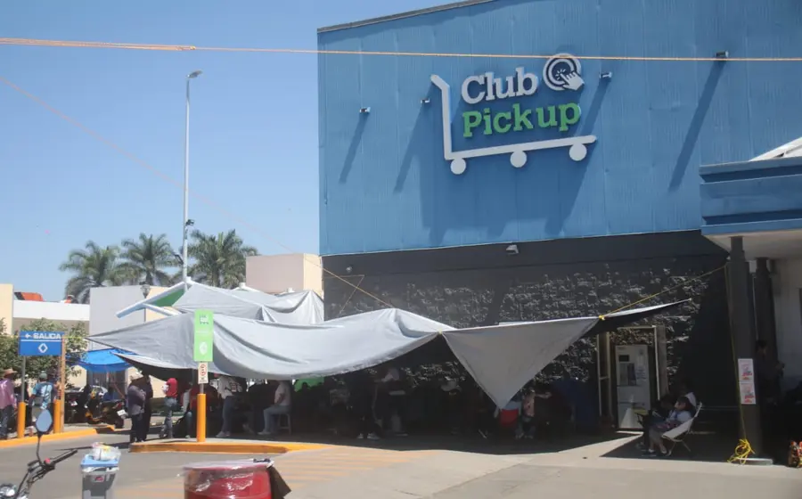 Continúa la toma de comercios en Oaxaca.