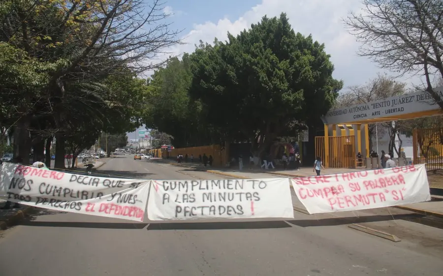 Conflicto sin resolver mantiene cerrada Avenida Universidad en Oaxaca.