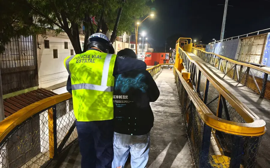 Joven intenta suicidarse en puente peatonal de Oaxaca y es rescatado a tiempo.