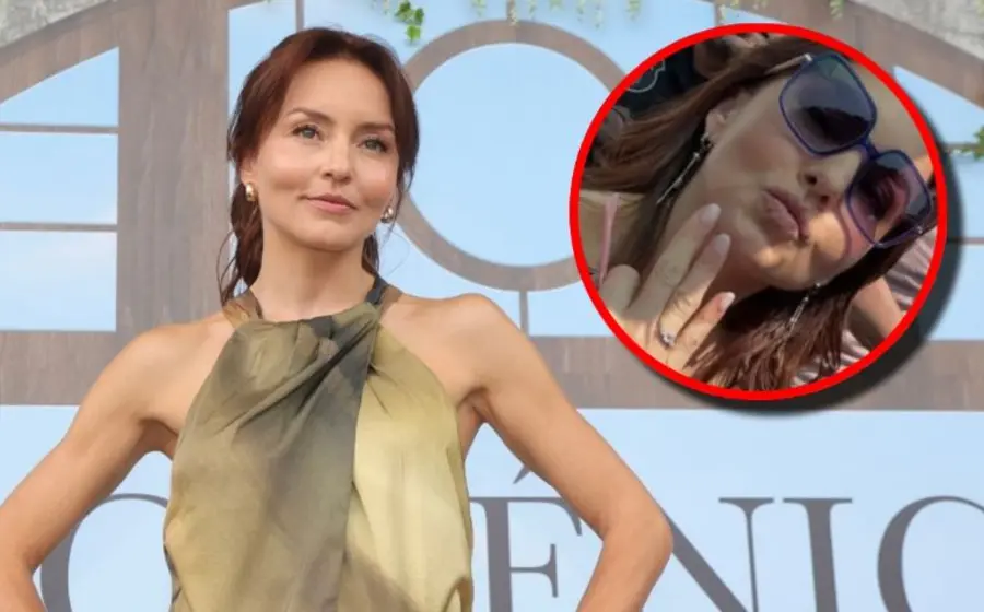 La actriz Angelique Boyer sonríe mientras acepta un anillo de compromiso que le entregó una de sus fans llamada Lily.