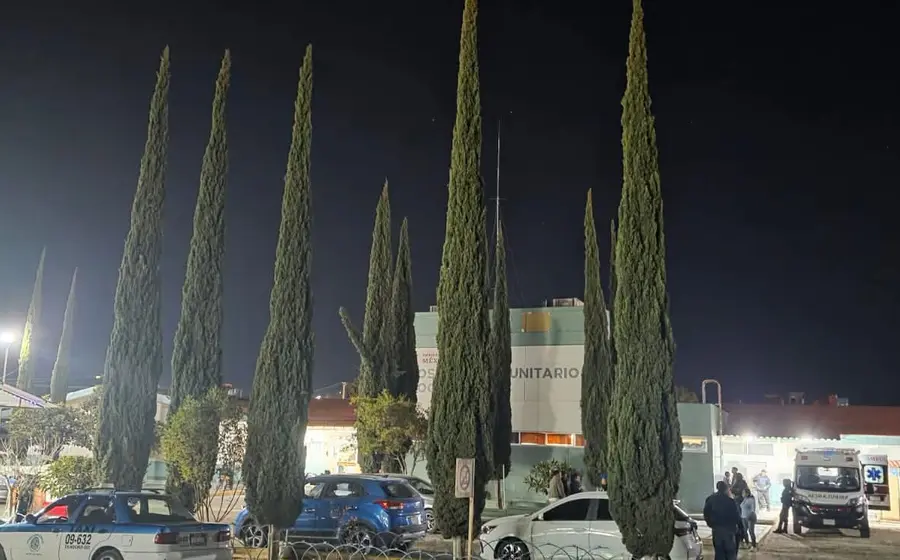 El exsíndico de Nochixtlán es trasladado en una camilla hacia un hospital de la capital, tras sufrir un ataque a balazos.