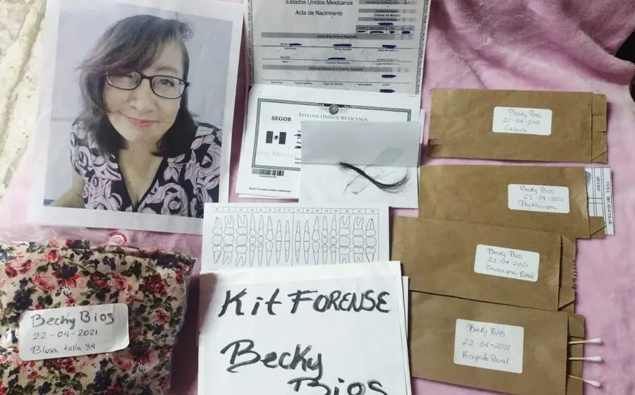La activista Becky Bios durante su denuncia pública por el presunto plagio y fraude relacionado con el uso del kit forense.