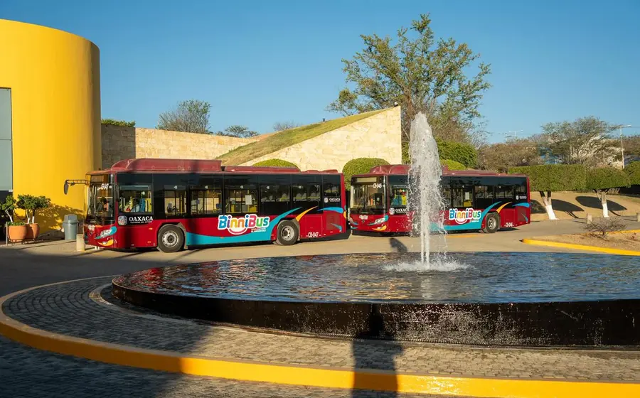 Un autobús del nuevo servicio BinniBus, conocido como Yuku Tay o ‘Cerro Sagrado’, circula por una calle de Oaxaca en su nueva ruta.