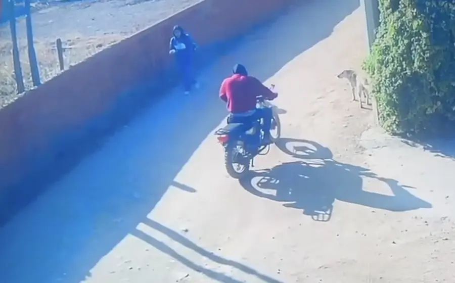 Imagen de una cámara de seguridad que captura el momento exacto del asalto a una joven en una calle de Oaxaca.
