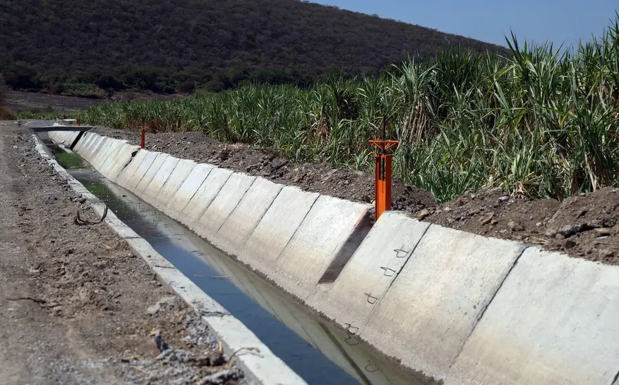 Imagen que ilustra la inversión de Conagua para mejorar la cobertura de agua potable y saneamiento, impulsando el desarrollo sostenible de la región.