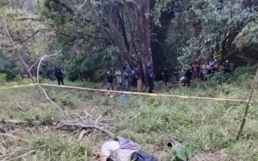 El cuerpo sin vida de un campesino asesinado yace sobre la tierra en un sembradío en la región de la Costa, donde fue localizado.