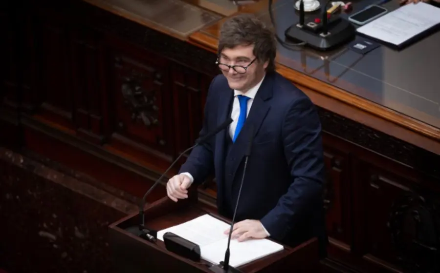 Sindicatos argentinos presentan la primera demanda colectiva contra la reforma laboral de Milei, denunciando un grave retroceso en derechos de los trabajadores.