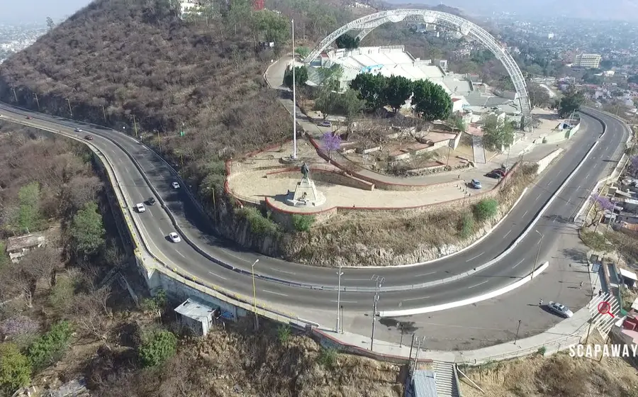 Elementos de seguridad intervienen para salvaguardar la integridad de una persona en crisis durante un aparente intento de suicidio.