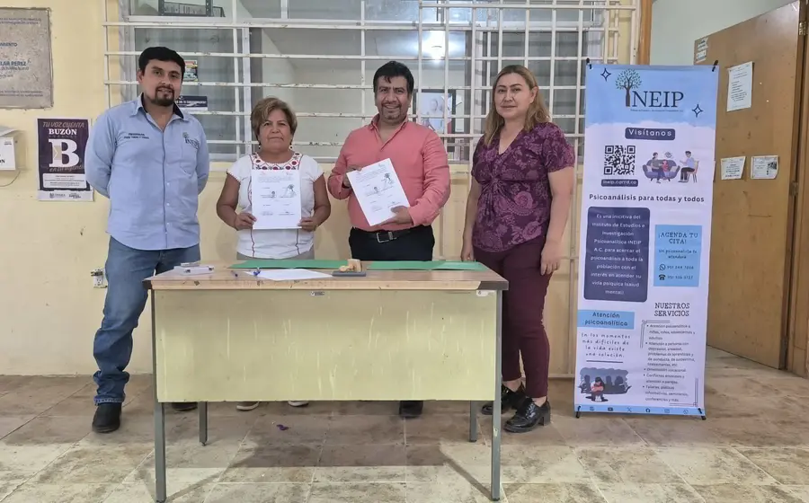 El equipo de la asociación civil INEIP posa para una fotografía grupal dentro del nuevo consultorio comunitario en Pueblo Nuevo.