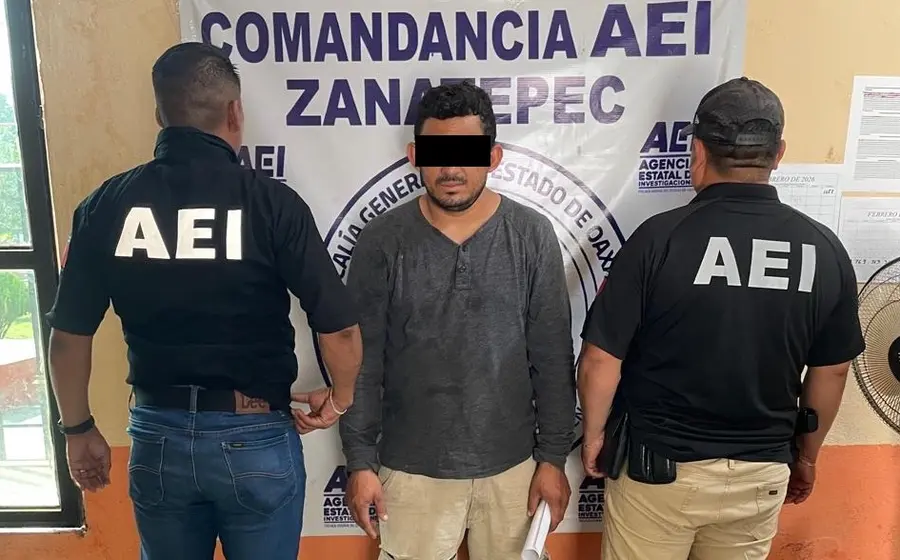 La camioneta marca Nissan de la víctima de un fraude, fotografiada en el taller mecánico del Istmo donde se cometió el delito.