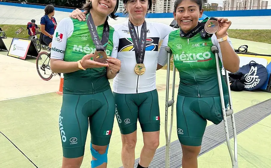 La paraciclista Gilda Hernández muestra con orgullo las medallas obtenidas durante su exitoso debut en la modalidad de ciclismo de pista.