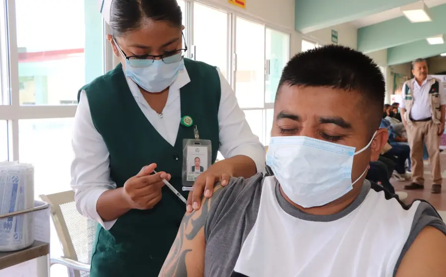 Una enfermera del IMSS Oaxaca aplica la vacuna triple viral (SRP) a un menor durante la jornada intensiva de vacunación contra el sarampión.