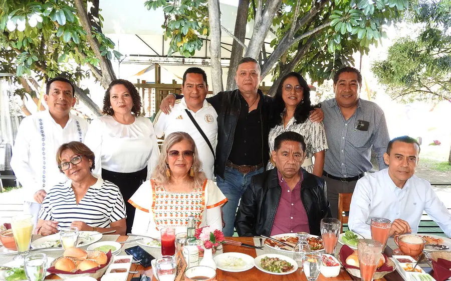 Julián Estrada, apodado El Potro, celebra su cumpleaños vistiendo una camisa negra y rodeado de sus compañeros y amigos de trabajo.