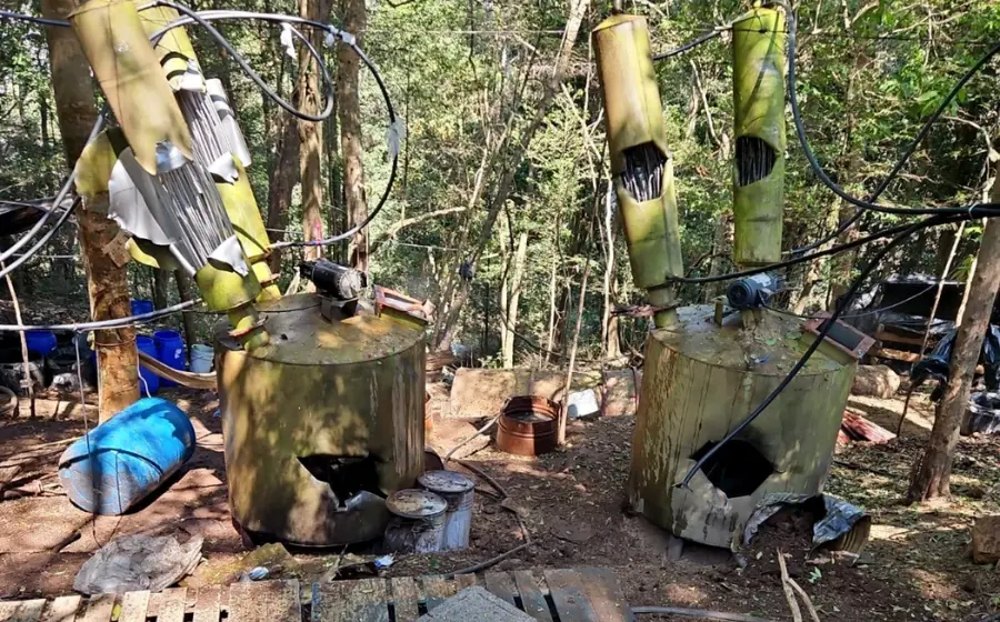 Vista del material ilícito y las más de 2,000 dosis de droga aseguradas durante el desmantelamiento de un laboratorio clandestino en Guerrero.
