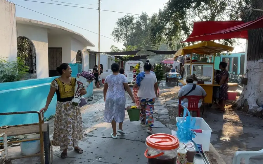 Habitantes de Juchitán realizan la limpieza de tumbas en el panteón como una tradición importante antes de las celebraciones de Semana Santa.