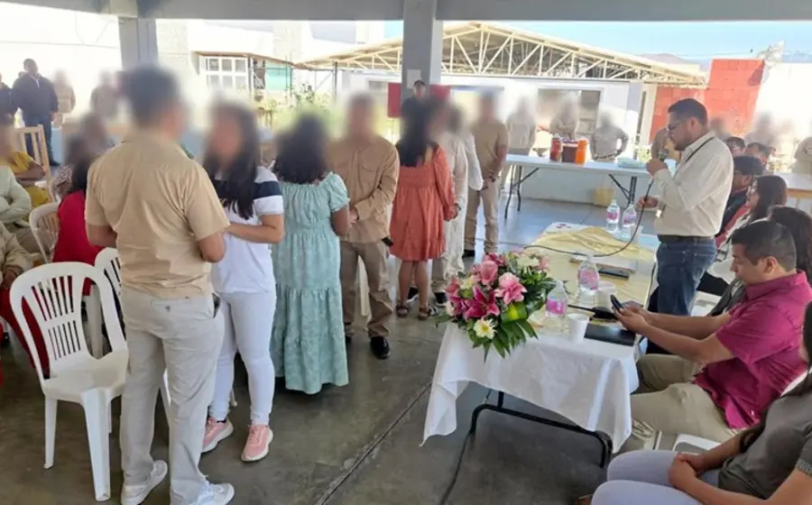 Un total de 28 parejas contraen matrimonio durante una boda colectiva celebrada en los centros penitenciarios del estado como parte de su reinserción.