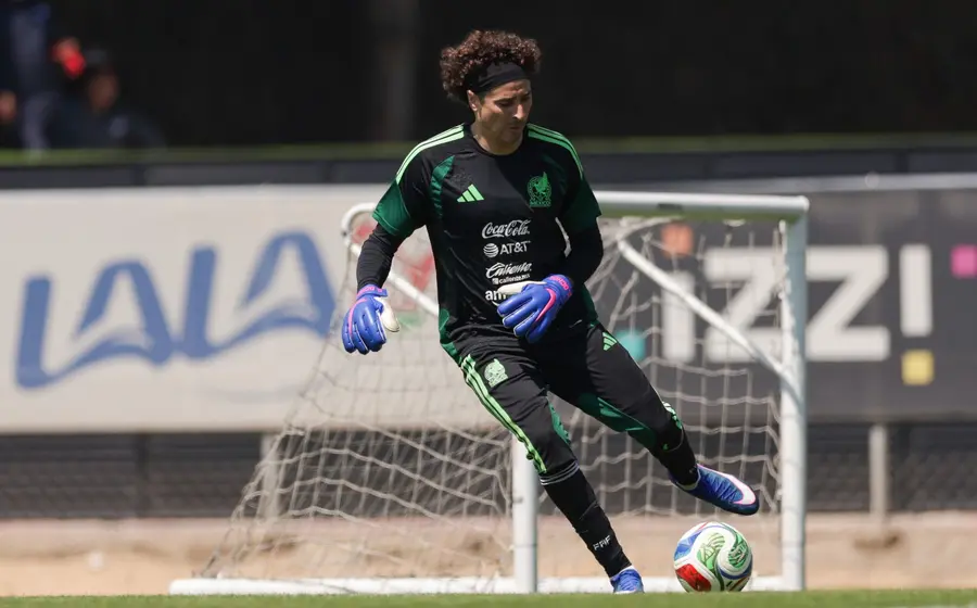 El portero Guillermo 'Memo' Ochoa, figura y líder de la Selección Mexicana, en una imagen que destaca su rol como referente del equipo.