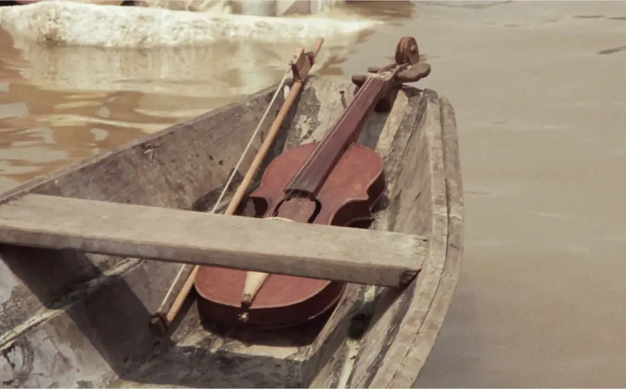 Retrato de un niño de la Comunidad Nativa Cocama de Iquitos tocando el violín, fotograma del filme 'ModusVivendi' exhibido en OaxacaCine.