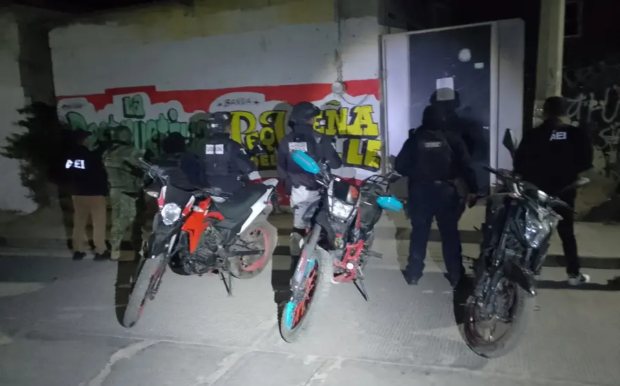 Tres motocicletas robadas son exhibidas después de ser aseguradas por las autoridades durante un cateo en la localidad de Alemán, San Andrés Zautla.