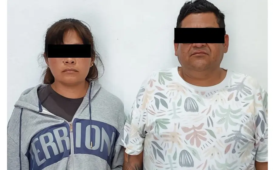 Una pareja es fotografiada después de ser detenida por las autoridades al ser sorprendidos intentando vender una motocicleta con reporte de robo.