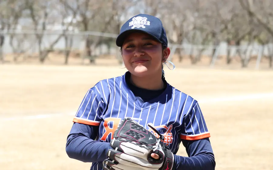 La jugadora Renata Espinoza, representando la presencia femenil en el equipo, posa con el nuevo uniforme de los Yankees.