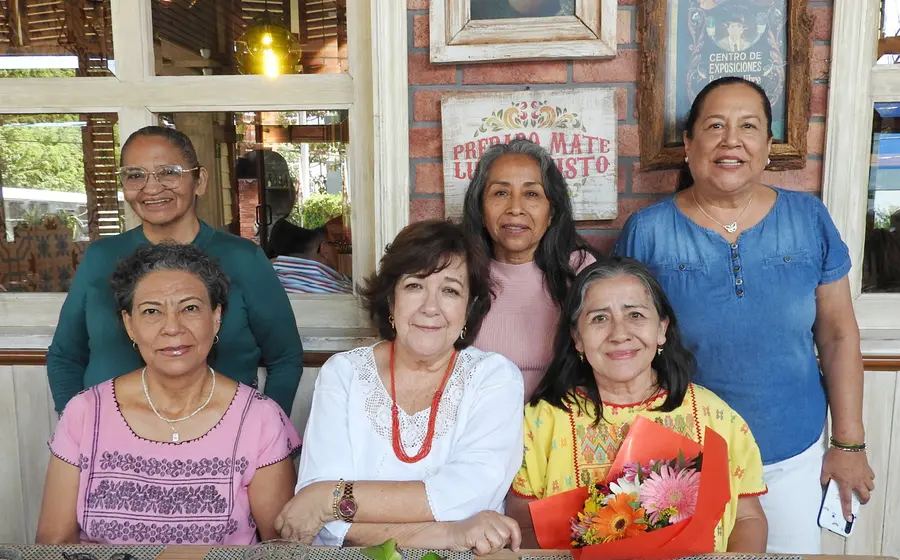 Rosa María González Ruiz, sosteniendo un ramo de flores, celebra su cumpleaños en compañía de sus amigas Elia, Nina, Nora, Angélica y Haydee.