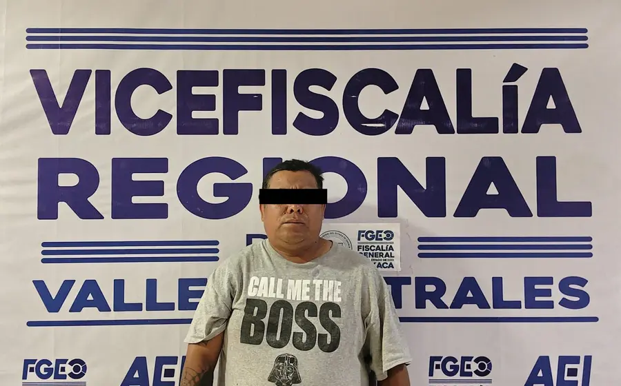 Un hombre es detenido por las autoridades y fotografiado tras las rejas, como presunto responsable de un intento de violación.
