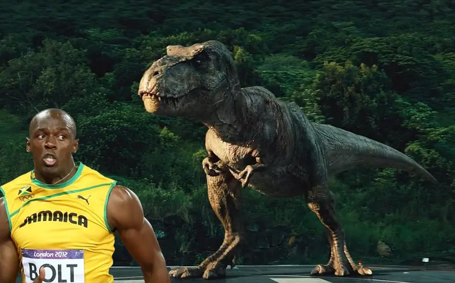 Representación de un Tyrannosaurus rex corriendo a gran velocidad, el depredador jurásico que podría superar la marca de los 100 metros de Usain Bolt.