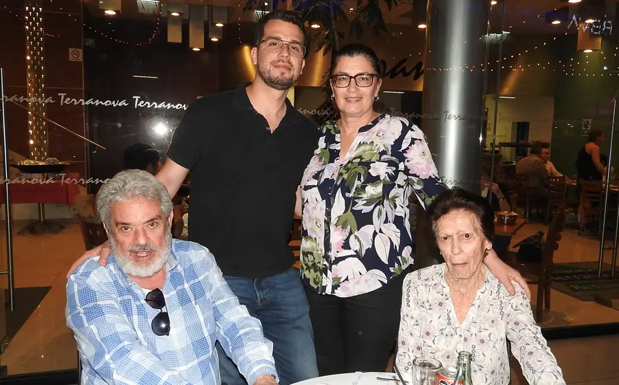 Zarif Zetuna, padre e hijo, junto a Pilar Bagatella y doña Dominga Bortolini, posan juntos durante un momento especial en una reunión social.