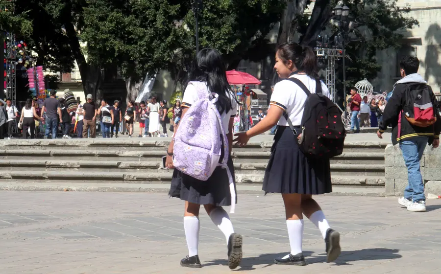 Mientras alumnos celebran su día, miles siguen sin clases por protestas magisteriales
